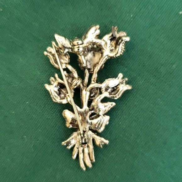Lovely Floral Pin - Picture 4 of 4